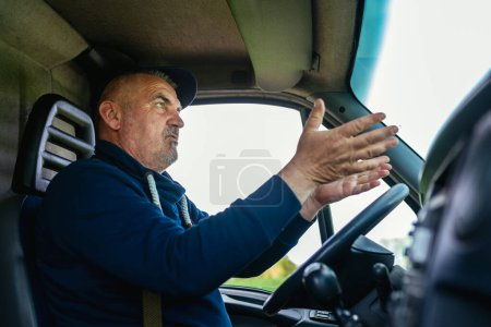 Téléchargez les photos : Camion se disputant avec quelqu'un sur la route. - en image libre de droit