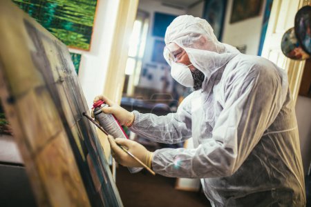 Téléchargez les photos : L'artiste restaure la peinture - en image libre de droit
