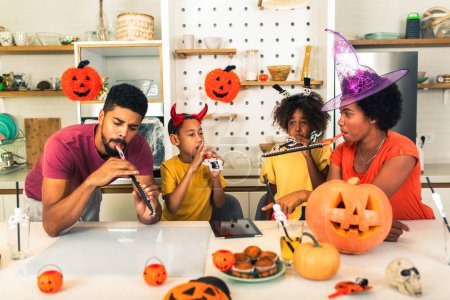 Foto de Familia se divierte en tiempo de Halloween hacer videollamada con tableta digital. - Imagen libre de derechos