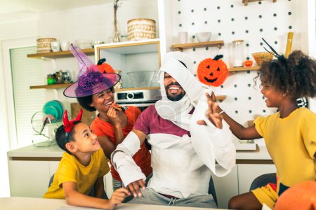 Téléchargez les photos : La famille s'amuse à Halloween - en image libre de droit