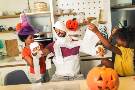 Foto de La familia se divierte en Halloween - Imagen libre de derechos