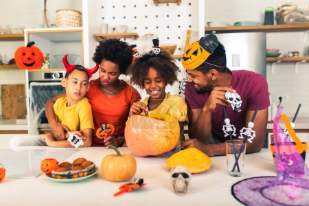 Foto de La familia se divierte en Halloween - Imagen libre de derechos