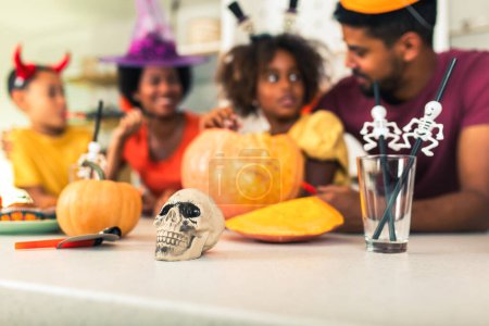 Téléchargez les photos : La famille s'amuse à Halloween - en image libre de droit