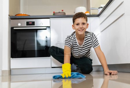Téléchargez les photos : Homme enfant nettoyer le sol avec le chiffon. Faire sa corvée - en image libre de droit