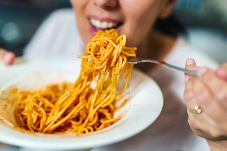 Foto de Primer plano de la mujer comiendo espaguetis boloñesa - Imagen libre de derechos