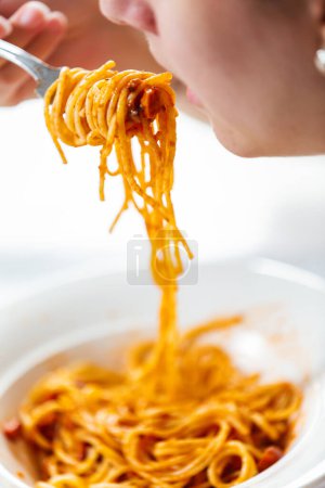 Foto de Primer plano de la niña comiendo espaguetis boloñesa - Imagen libre de derechos