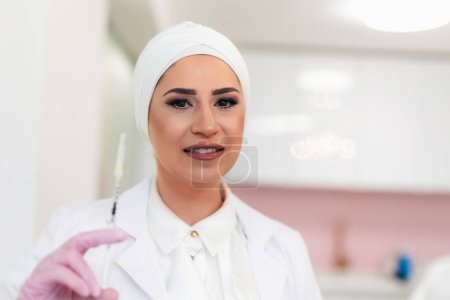 Téléchargez les photos : Portrait d'une infirmière avec seringue de médecine à la main. - en image libre de droit
