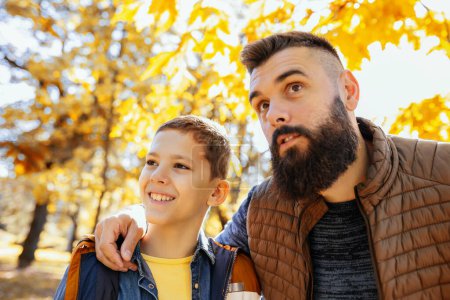 Téléchargez les photos : Papa et fils se lient dans le parc coloré. Jour d'automne. - en image libre de droit
