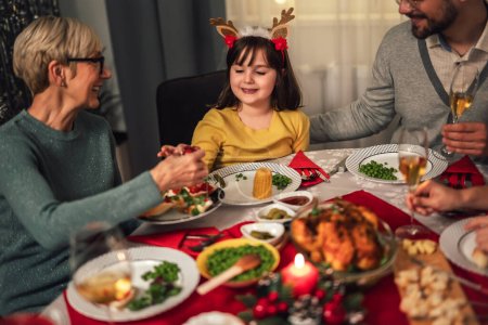 Foto de Feliz familia multi-generación disfrutando en un almuerzo juntos en casa. Familia en la cena de Navidad en casa - Imagen libre de derechos