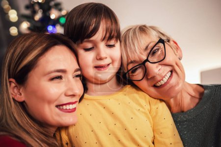 Téléchargez les photos : Mère, fille et petite-fille se lient pour le dîner de Noël en famille - en image libre de droit