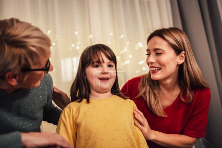 Téléchargez les photos : Mère, fille et petite-fille se lient pour le dîner de Noël en famille - en image libre de droit