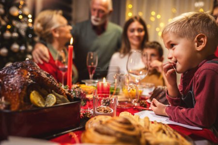 Foto de Sabroso pavo en la mesa de comedor. Cena familiar de Navidad. - Imagen libre de derechos
