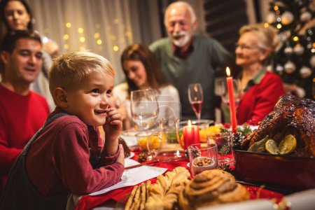Foto de Sabroso pavo en la mesa de comedor. Cena familiar de Navidad. - Imagen libre de derechos
