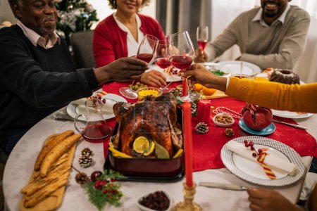 Téléchargez les photos : Toasts de famille avec du vin la veille de Noël. - en image libre de droit