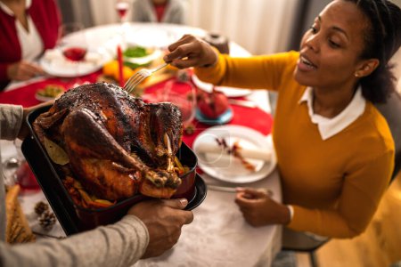 Téléchargez les photos : La Turquie est servie sur la table à manger la veille de Noël. - en image libre de droit