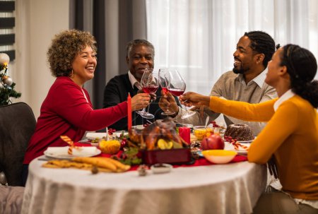Téléchargez les photos : Famille s'amuser la veille de Noël à la table. - en image libre de droit
