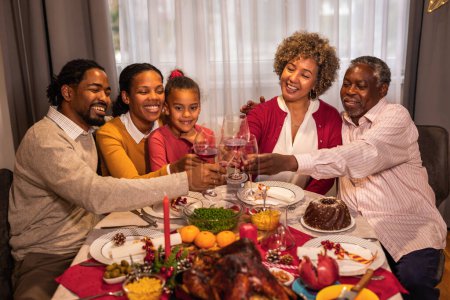 Téléchargez les photos : Toasts de famille avec du vin la veille de Noël. - en image libre de droit