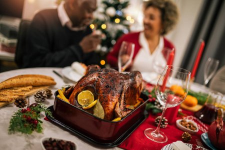 Téléchargez les photos : Dinde rôtie servie sur la table à manger pour le dîner de Noël en famille. - en image libre de droit