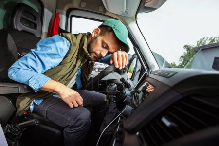 Téléchargez les photos : Plongeur de camion se sentant fatigué pendant le trajet. - en image libre de droit