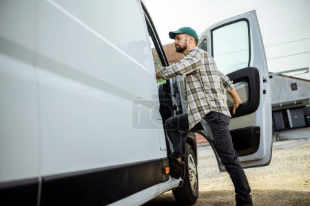 Téléchargez les photos : Jeune homme beau monter dans son camion. - en image libre de droit