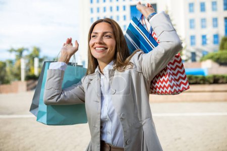 Téléchargez les photos : Prise de vue d'une jolie jeune femme faisant du shopping dans la ville - en image libre de droit