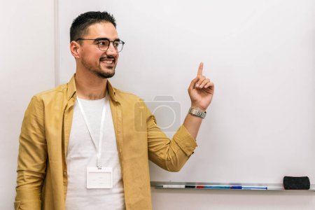 Foto de Retrato de un entrenador sonriente que se presenta a una audiencia en la sala de conferencias. - Imagen libre de derechos