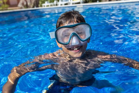 Téléchargez les photos : Petit garçon nageant dans la piscine. Vacances d'été - en image libre de droit