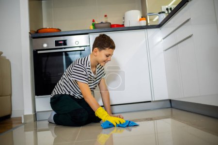 Téléchargez les photos : Homme enfant nettoyer le sol avec le chiffon. Faire sa corvée - en image libre de droit
