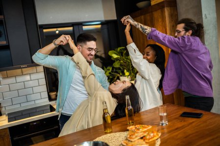 Téléchargez les photos : Des amis multiethniques avec des pizzas et des bouteilles de boissons faisant la fête - en image libre de droit