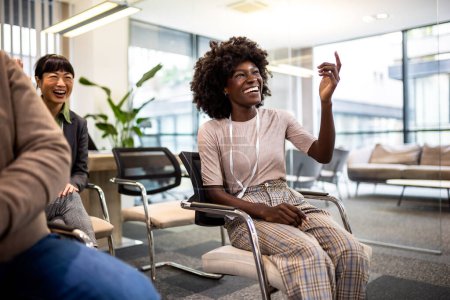 Téléchargez les photos : Jeune femme d'affaires afro-américaine répondant à la question qu'un tuteur lui a posée sur une conférence qui est en sa compagnie - en image libre de droit