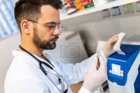 Vétérinaire masculin travaillant en laboratoire. Le médecin vétérinaire examine un échantillon à l'hôpital vétérinaire. Il porte un uniforme..