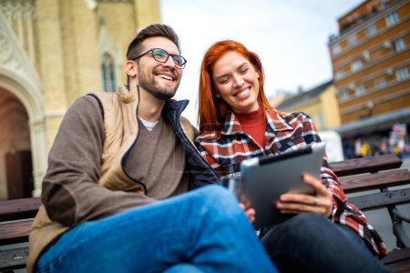 Téléchargez les photos : Jeune couple branché en ville en utilisant une tablette - en image libre de droit