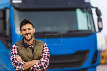 Téléchargez les photos : Conducteur masculin confiant heureux debout devant son camion - en image libre de droit