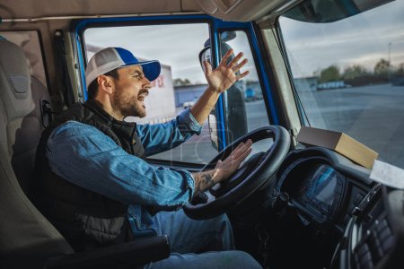 Téléchargez les photos : Un chauffeur de camion en colère conduit un camion et est ennuyé par les gens qui perturbent la circulation - en image libre de droit
