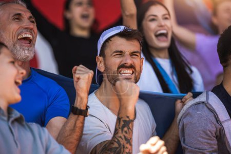 Téléchargez les photos : Les fans de football / soccer applaudissent leur équipe au stade sur le match - en image libre de droit