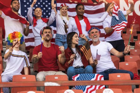 Téléchargez les photos : Les fans américains de football / football applaudissent au stade avec des drapeaux et d'autres équipements - en image libre de droit