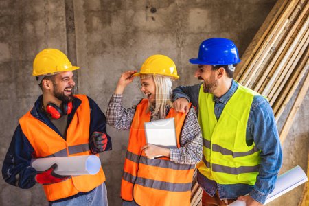 Trabajadores de la construcción, hombres y mujeres en colaboración de trabajo en equipo con la visión de la propiedad, ideas de bienes raíces o innovación de la casa.