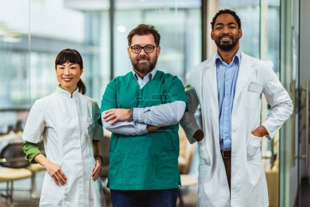 Téléchargez les photos : Portrait de groupe de médecins multiraciaux debout et regardant la caméra. - en image libre de droit