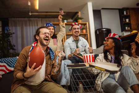 Foto de Grupo multirracial de amigos viendo rugby con banderas americanas. - Imagen libre de derechos