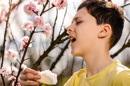 Foto de Niño con alergia al polen. Niño estornudando debido a la alergia estacional. - Imagen libre de derechos