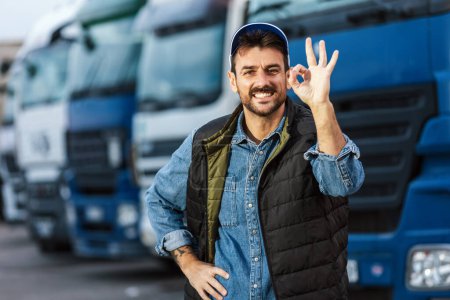 Téléchargez les photos : Conducteur masculin confiant heureux debout devant son camion. - en image libre de droit
