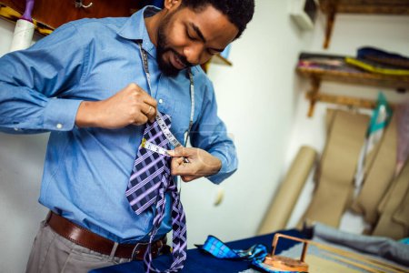 Foto de Diseñador de moda de hombres afroamericanos, sastre haciendo una corbata. - Imagen libre de derechos