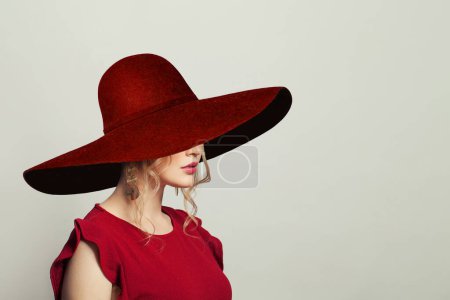 Foto de Hermosa mujer modelo con maquillaje de moda con vestido rojo - Imagen libre de derechos
