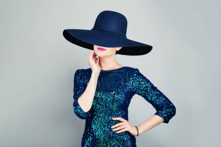 Foto de Glamorosa mujer en vestido de moda Glitter y amplio sombrero de ala ancha - Imagen libre de derechos