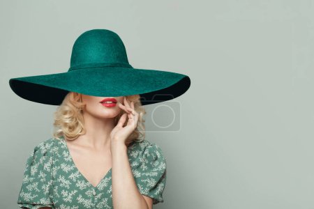 Foto de Mujer perfecta en retrato de sombrero de ala ancha verde ancho - Imagen libre de derechos