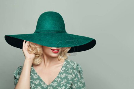 Foto de Mujer bastante joven con vestido y verde turquesa sombrero de ala ancha - Imagen libre de derechos