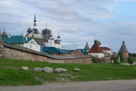 Téléchargez les photos : Îles Solovetsky, Russie, Carélie. Eglise et ex-prison - en image libre de droit