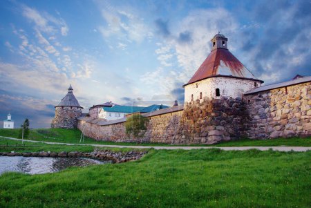 Téléchargez les photos : Îles Solovetsky, Russie, Carélie. Tours et murs de l'ex-prison - en image libre de droit