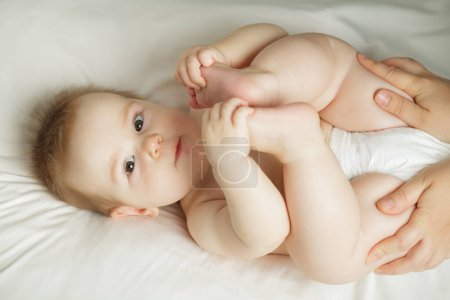 Téléchargez les photos : Mignon petit bébé regardant la caméra, portrait d'intérieur. Beau petit enfant, 6 mois - en image libre de droit