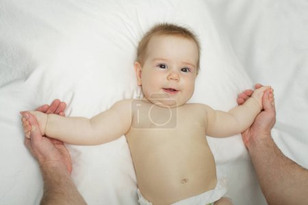 Téléchargez les photos : Petit portrait de bébé souriant et joyeux, 6 mois - en image libre de droit